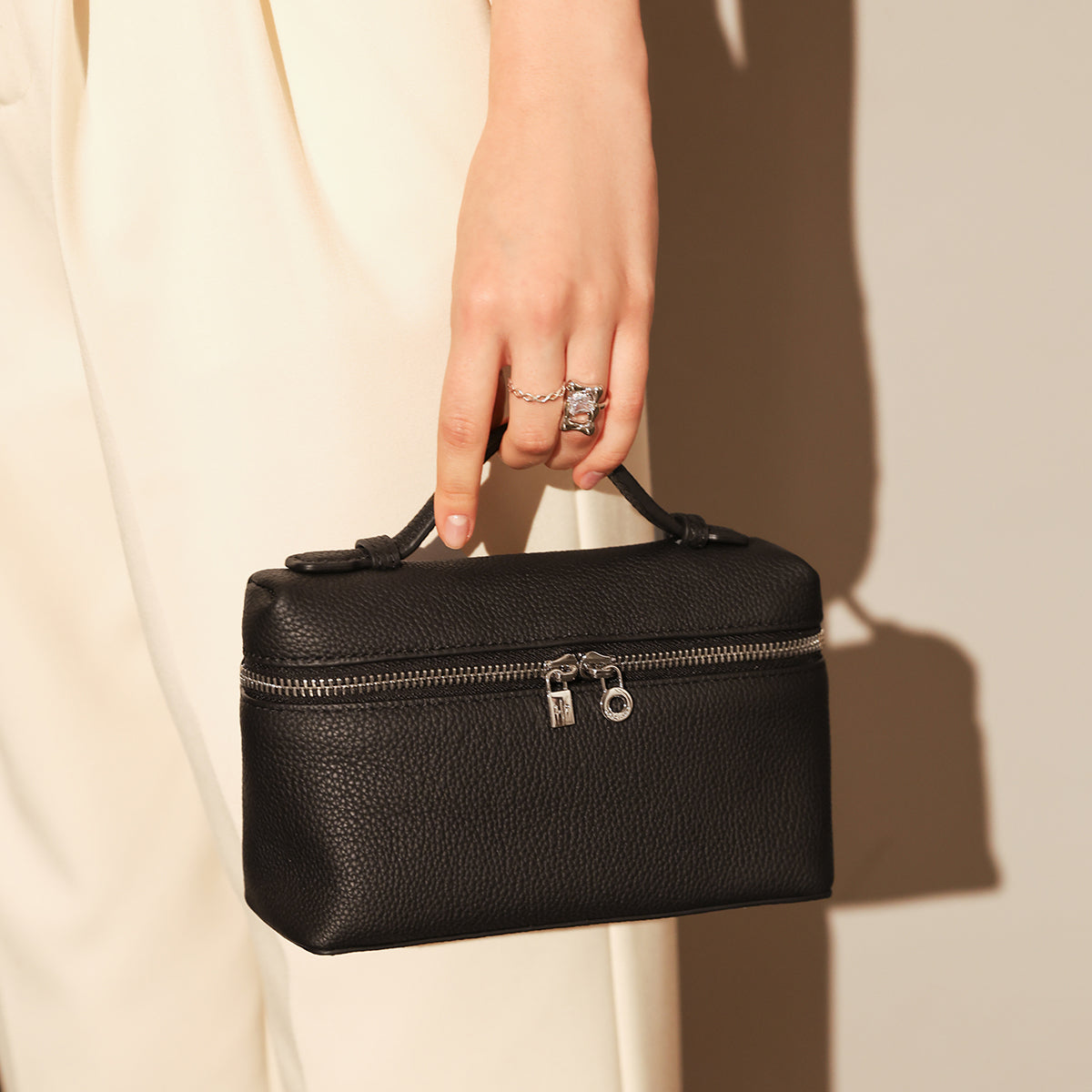 Traveler�s Pebbled Leather Box Vanity Bag - Black