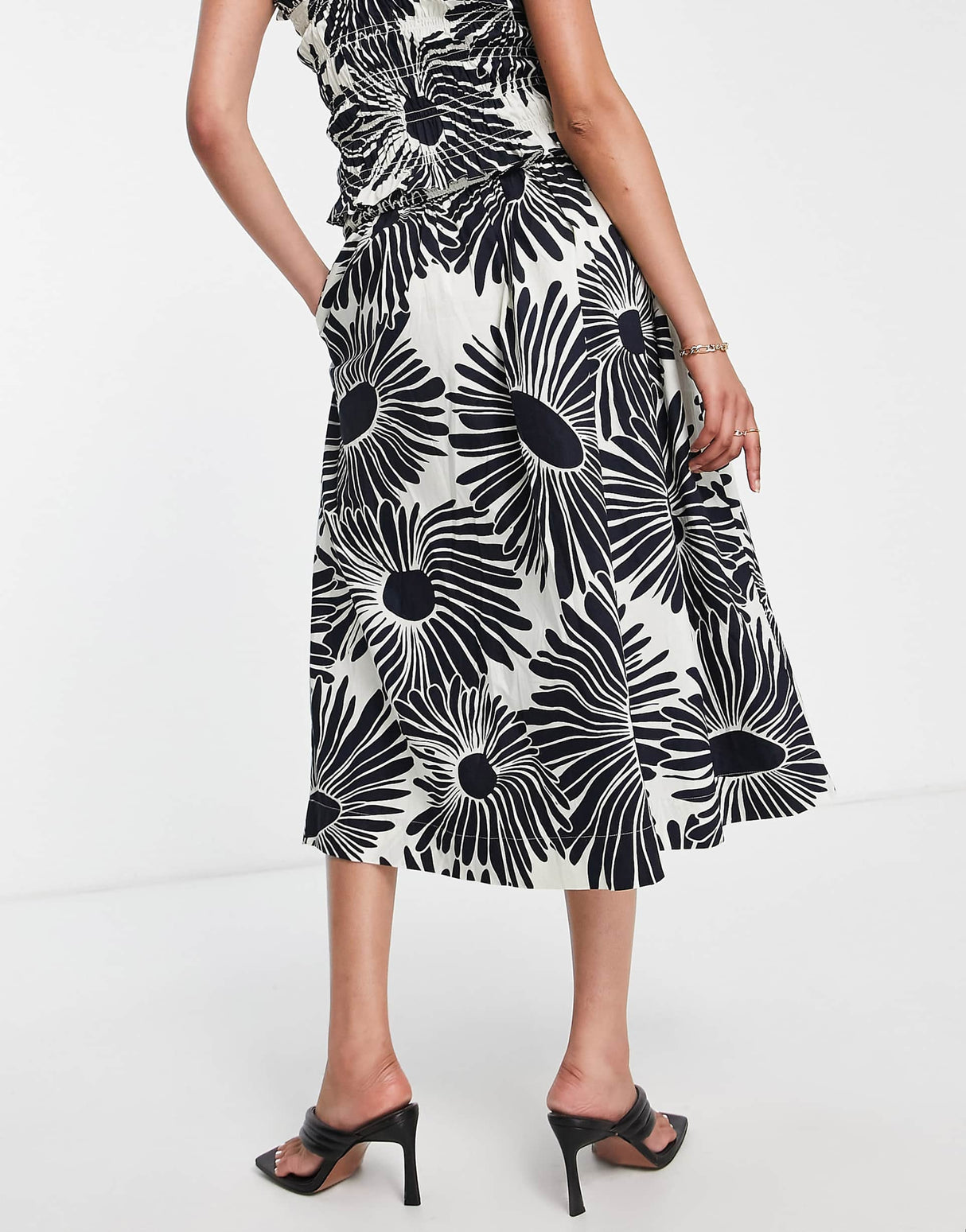 Whistles High Waist Midi Skirt In Contrast Daisy Print Co-Ord