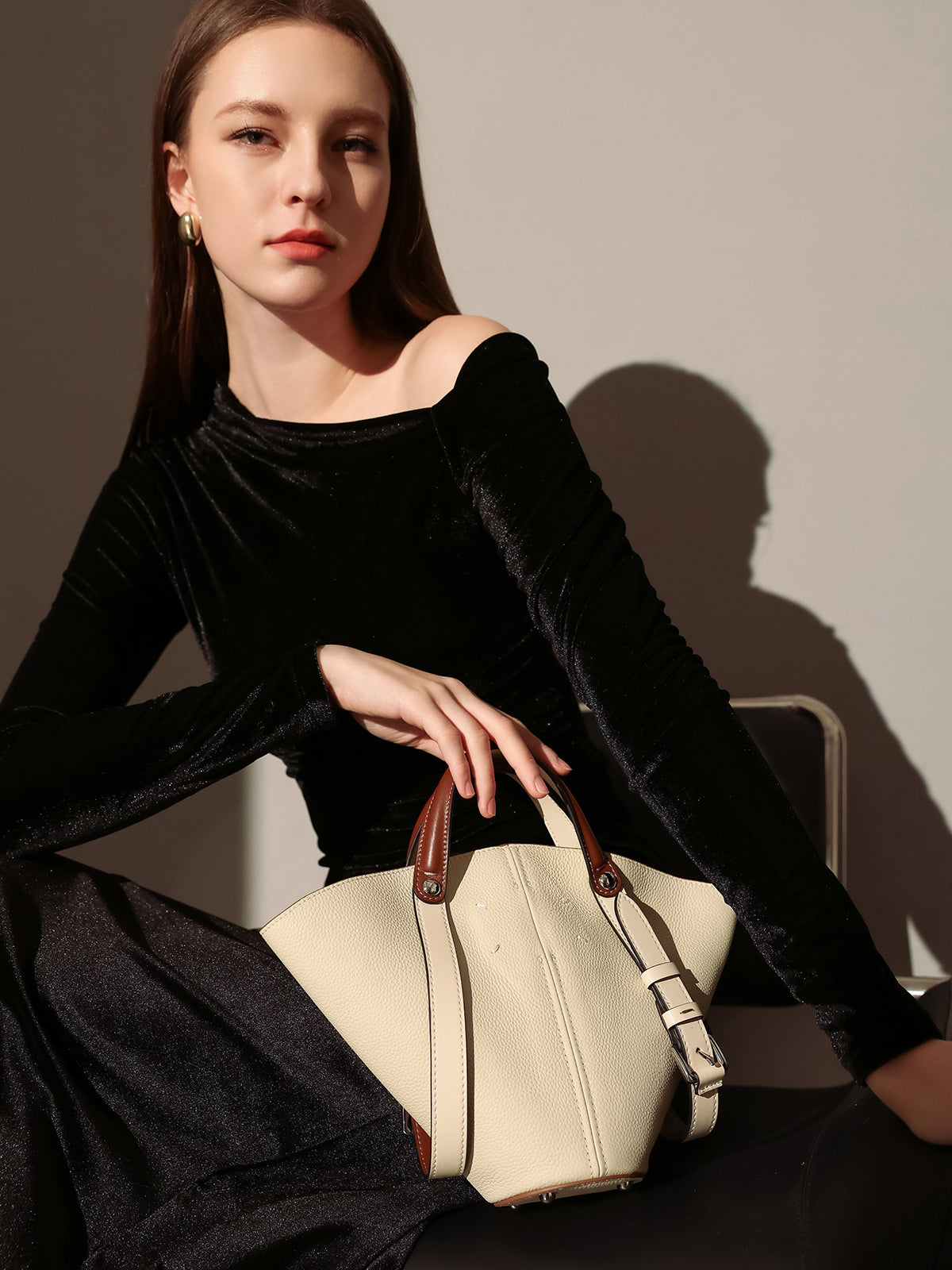 Taormina Sculptural Pebbled Leather Bucket Bag - Ivory