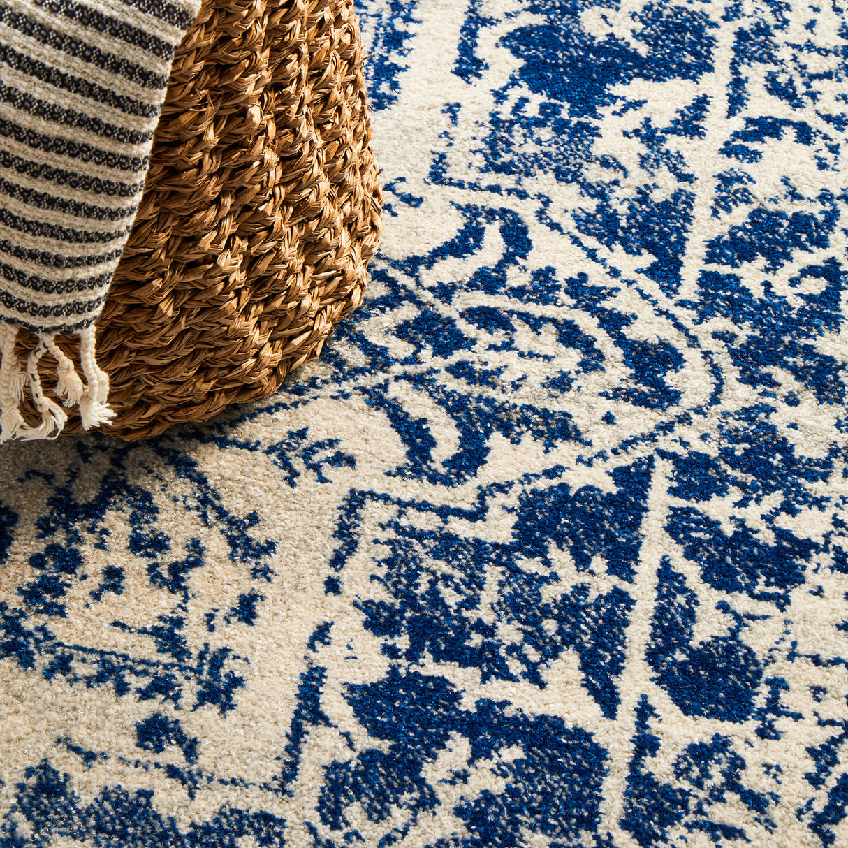 Evoke 253 White Navy Round Rug