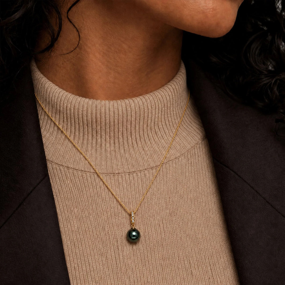 Krystal Couture Lustrous Pendant Necklace Embellished with Swarovski Crystal Iridescent Tahitian Look Pearls