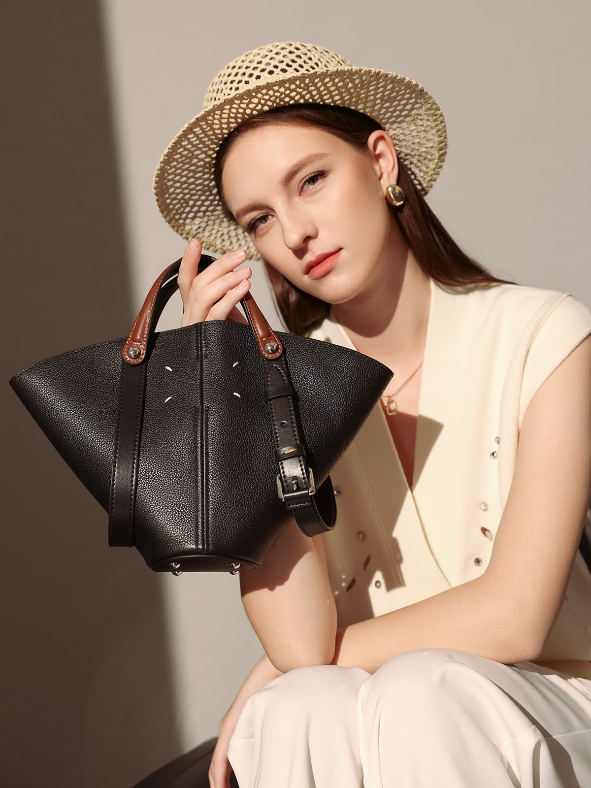 Taormina Sculptural Pebbled Leather Bucket Bag - Black
