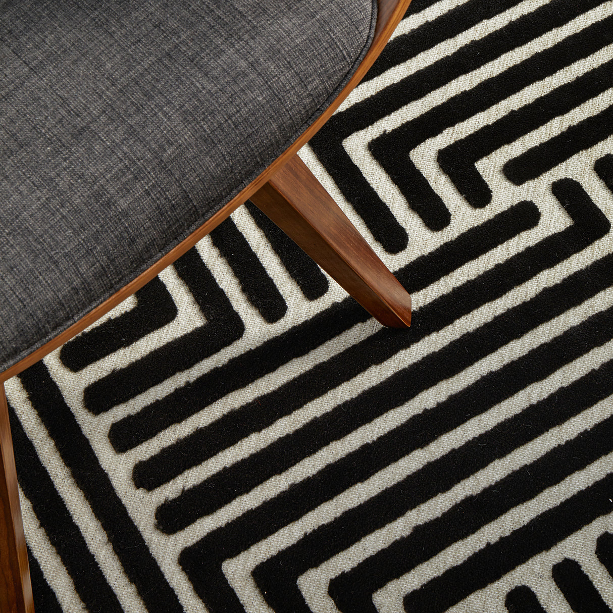 York Cindy Black & Gold Rug