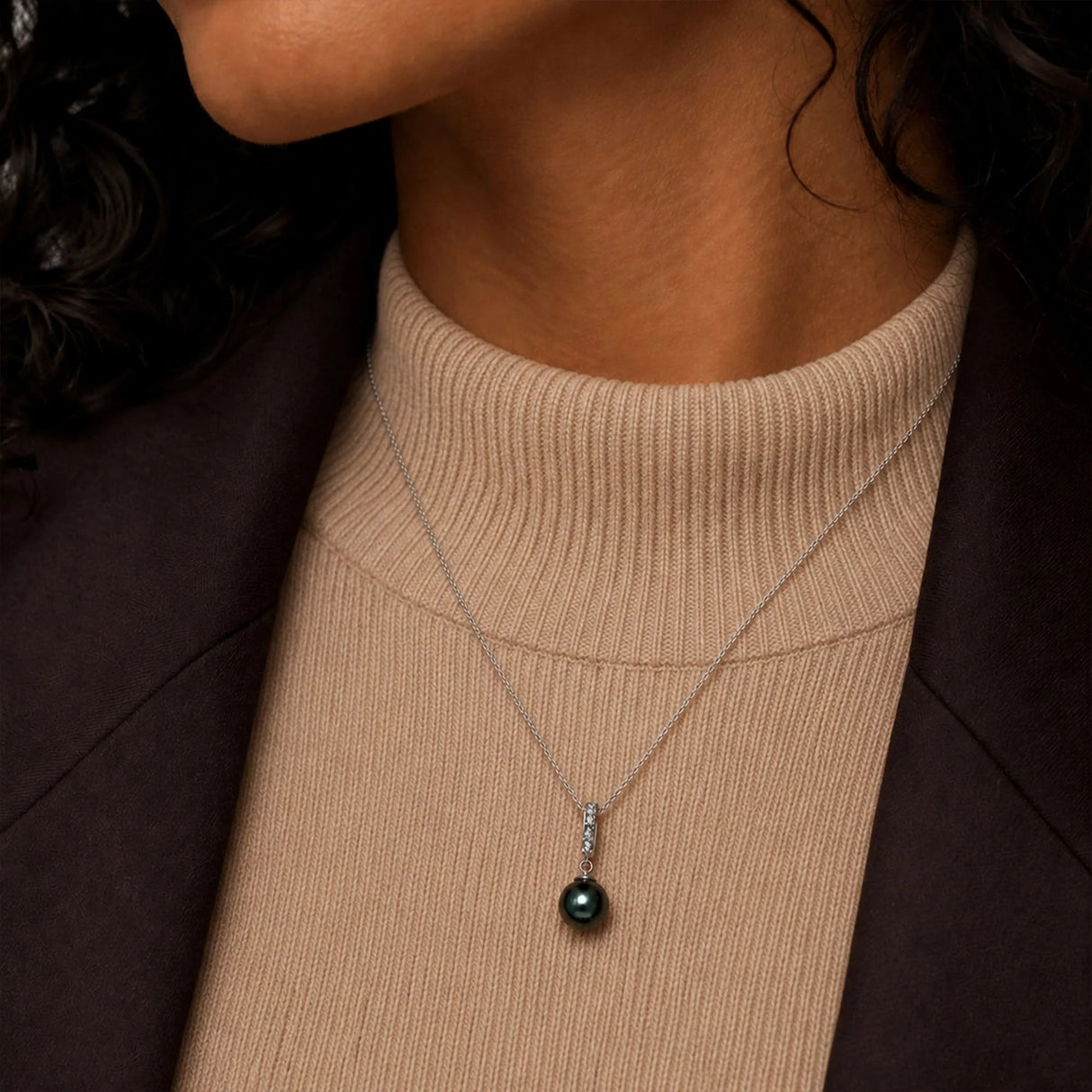 Krystal Couture Lustrous Pendant Necklace Embellished with Swarovski Crystal Iridescent Tahitian Look Pearls