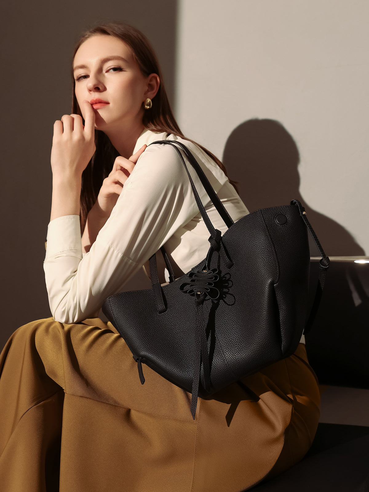 Valencia Knot Leather Tote Bag - Black