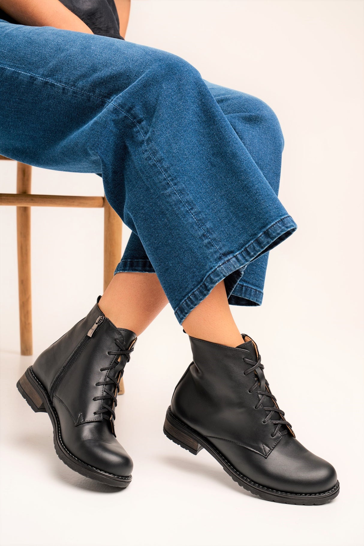 Bosccolo Womens Ankle Boots - Black