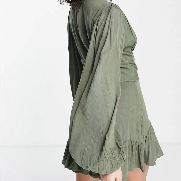Missguided Balloon Sleeve Plunge Dress Crinkle In Khaki