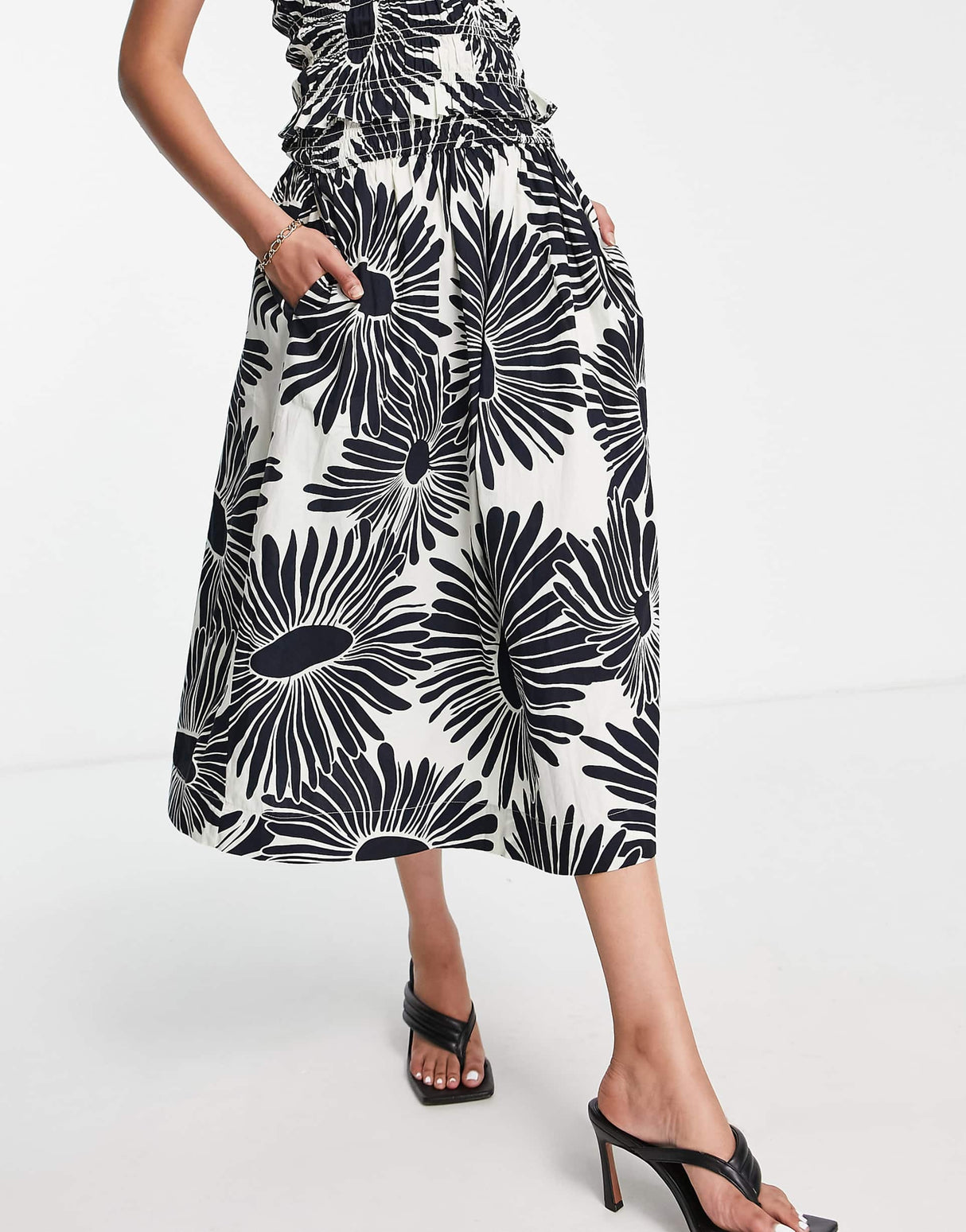 Whistles High Waist Midi Skirt In Contrast Daisy Print Co-Ord