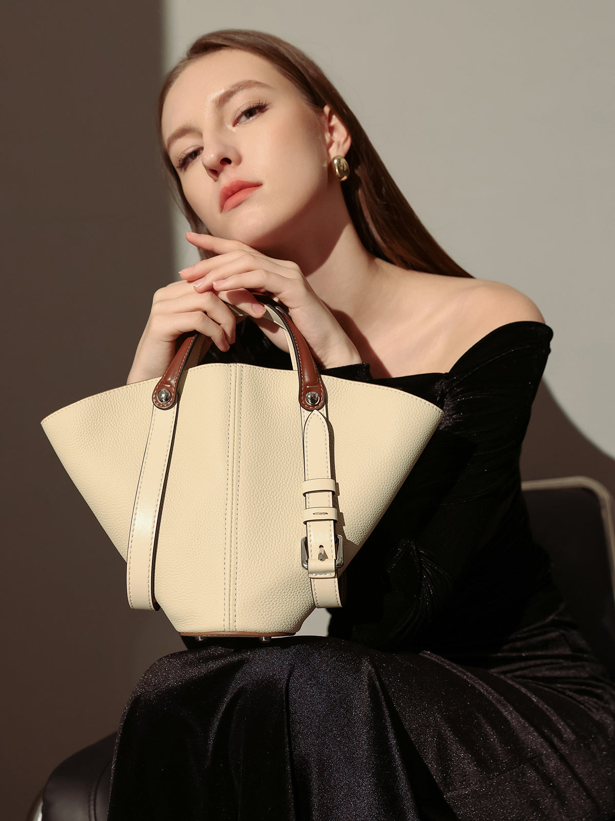 Taormina Sculptural Pebbled Leather Bucket Bag - Ivory