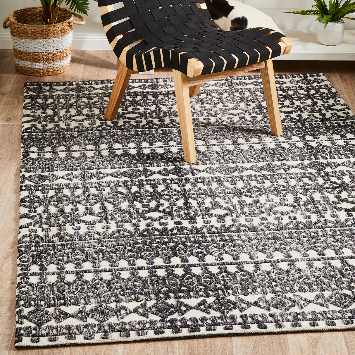 Levi 363 Ivory Black Rug