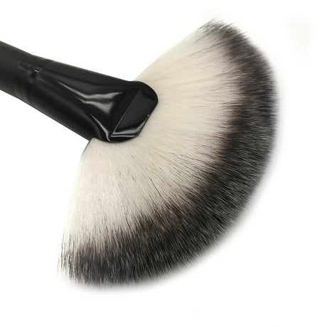 Flat Fan Brush Professional Fiber Makeup Brush Define Bronzer Illuminator - Black