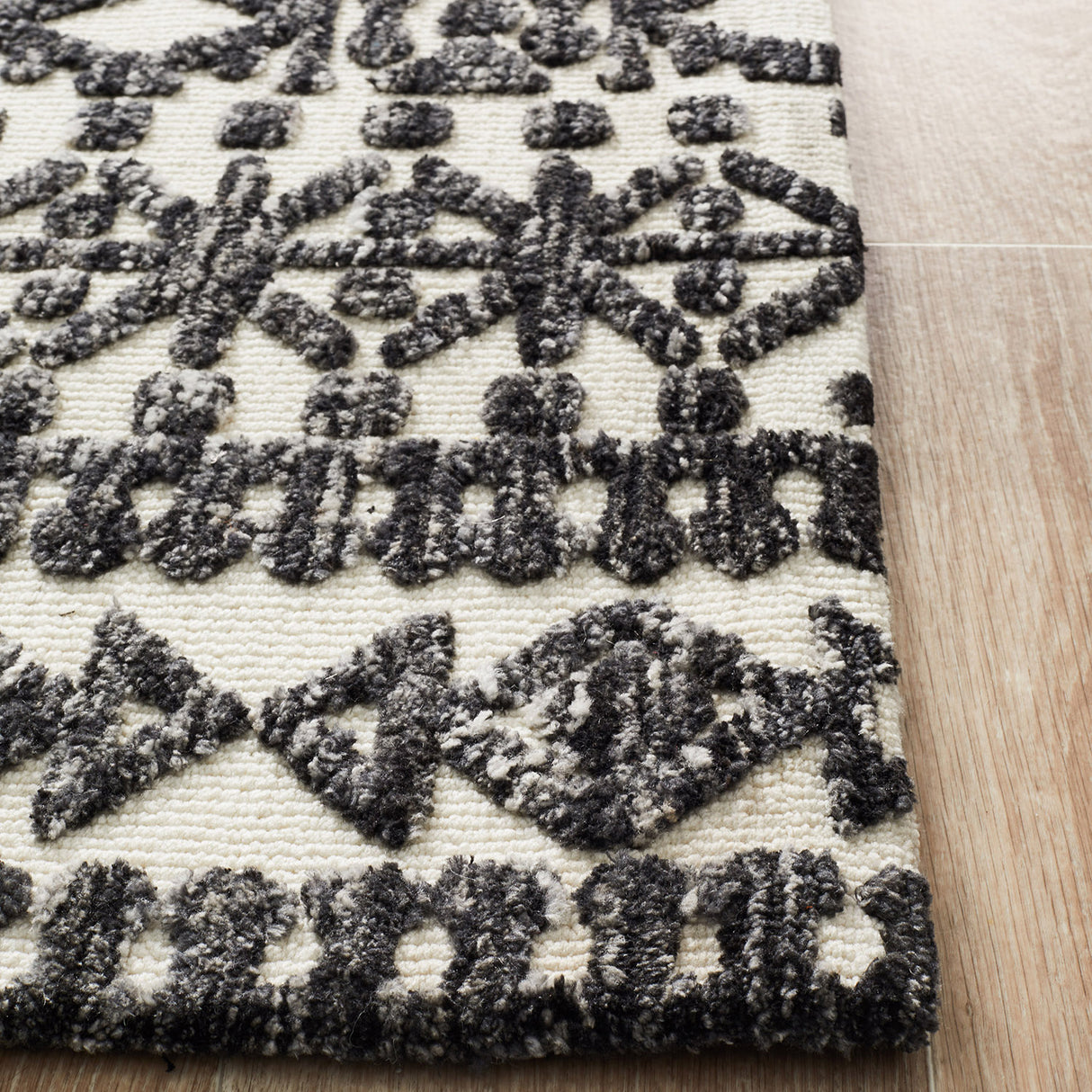 Levi 363 Ivory Black Rug