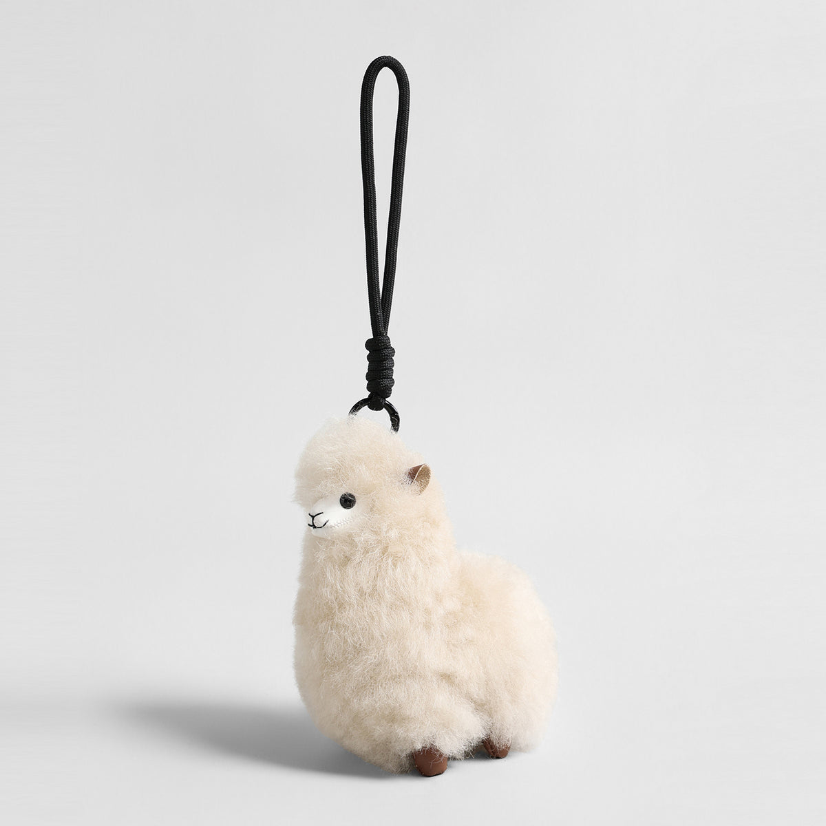 Fluffy Alpaca Bag Charm – Plush Animal Keychain with Rope Loop