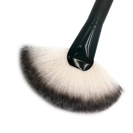 Flat Fan Brush Professional Fiber Makeup Brush Define Bronzer Illuminator - Black