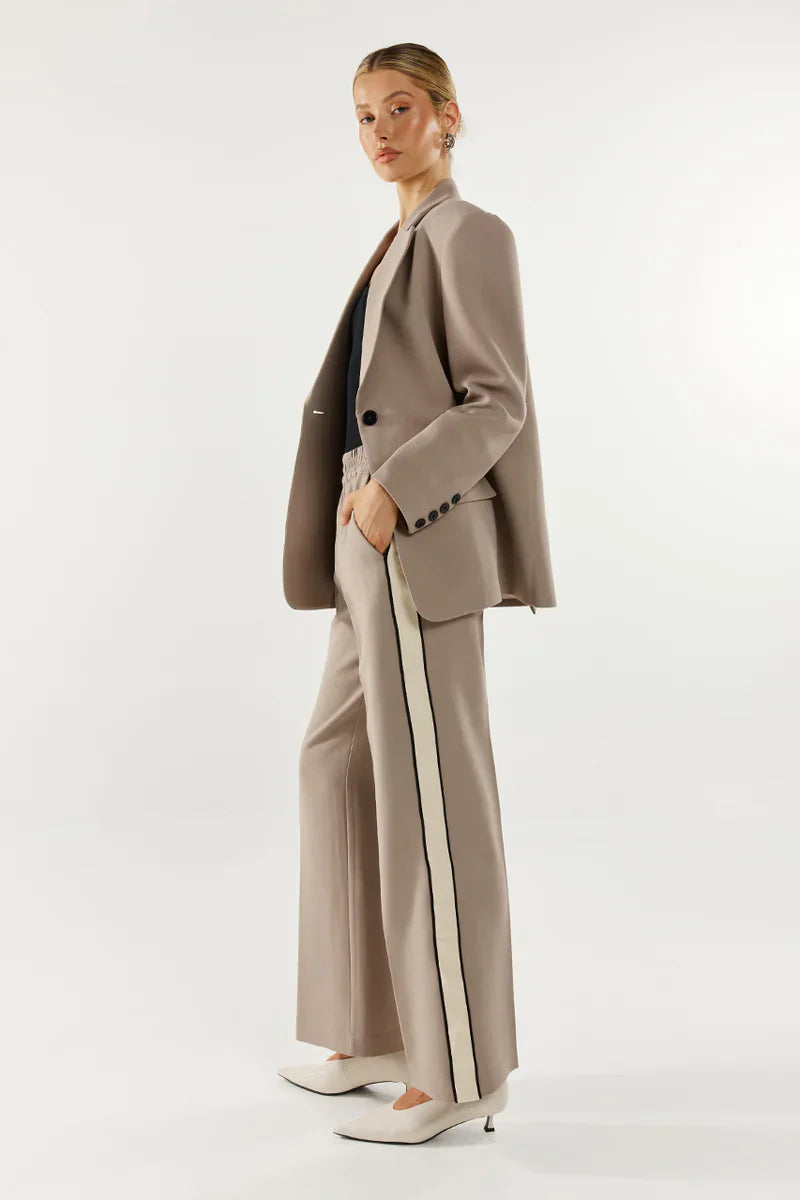 Madison The Label Domenica Blazer - Taupe
