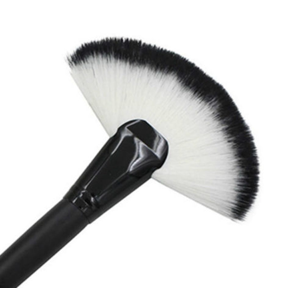 Flat Fan Brush Professional Fiber Makeup Brush Define Bronzer Illuminator - Black Silver