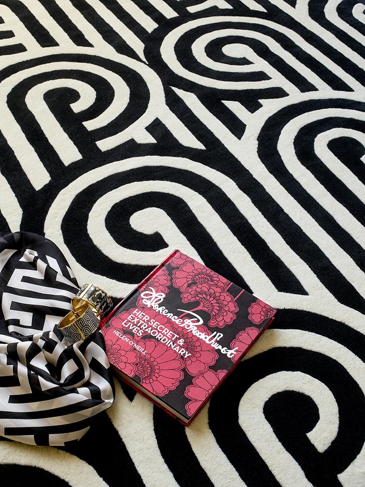 Florence Broadhurst Turnabouts Black 039205