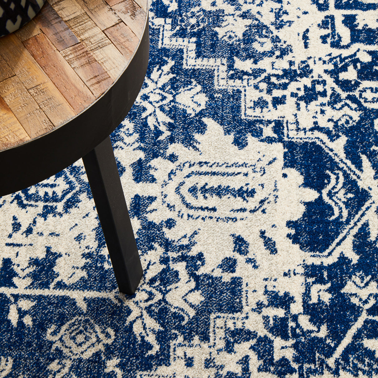 Evoke 253 White Navy Rug