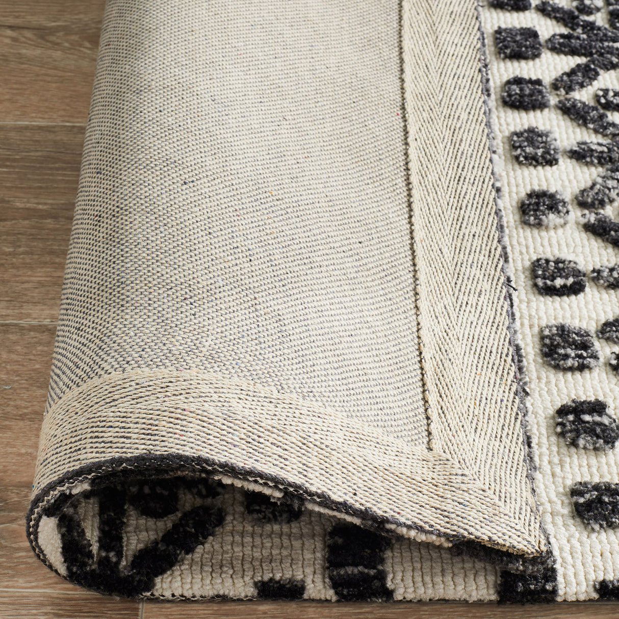 Levi 363 Ivory Black Rug