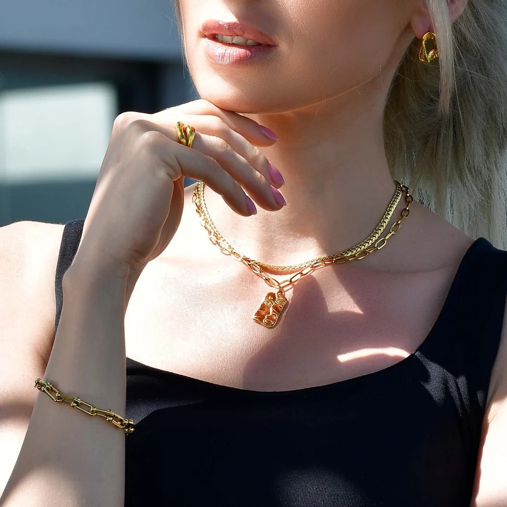Bullion Gold Brincos Textured Earrings in Gold