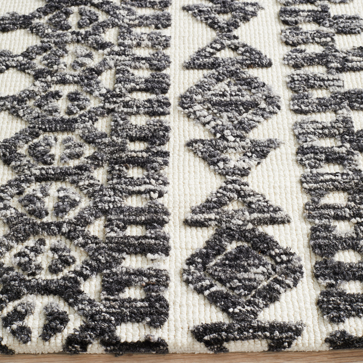 Levi 363 Ivory Black Rug
